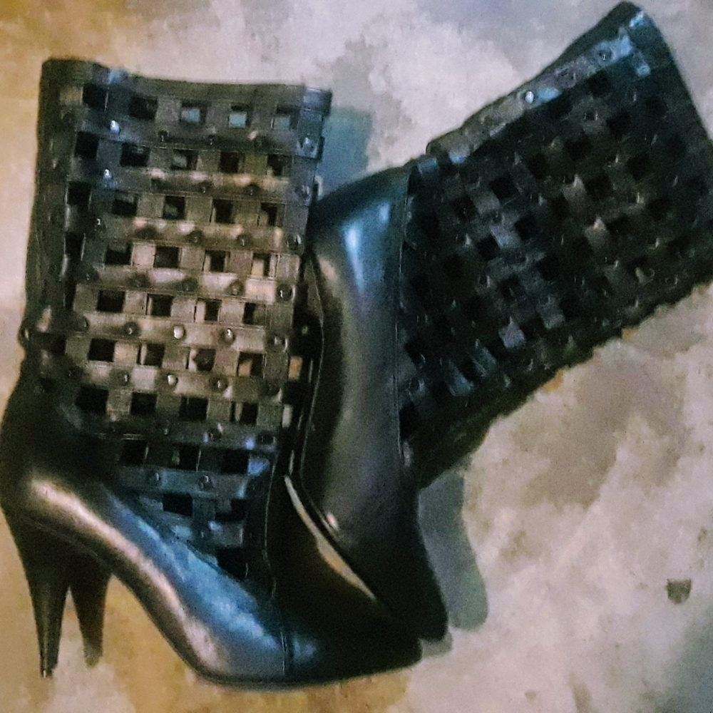 NWOT VTG Chinese Laundry lattice boots. Si…
